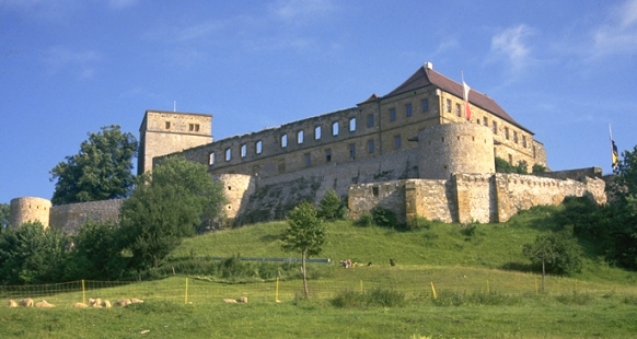 Die Giechburg bei Schelitz thront auf einem Zeugenberg, Haupttrakt, Burgmauer, Burgfried, teilweise Ruinencharakter in Sand- und Kalkstein erbaut